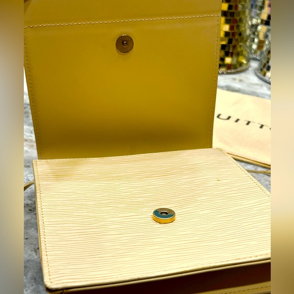 Bundle Louis Vuitton Authentic Epi Leather Shoulder Bag with Matching Compact - Picture 8 of 10